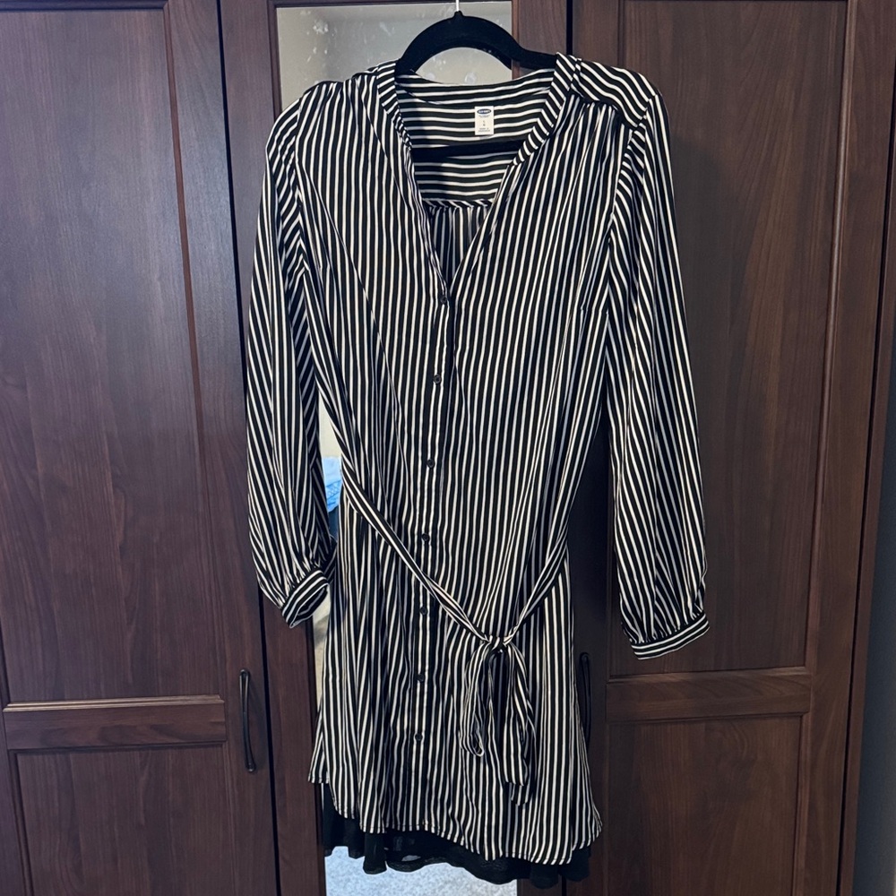 Old Navy Black and White Striped Long Sleeve Dress